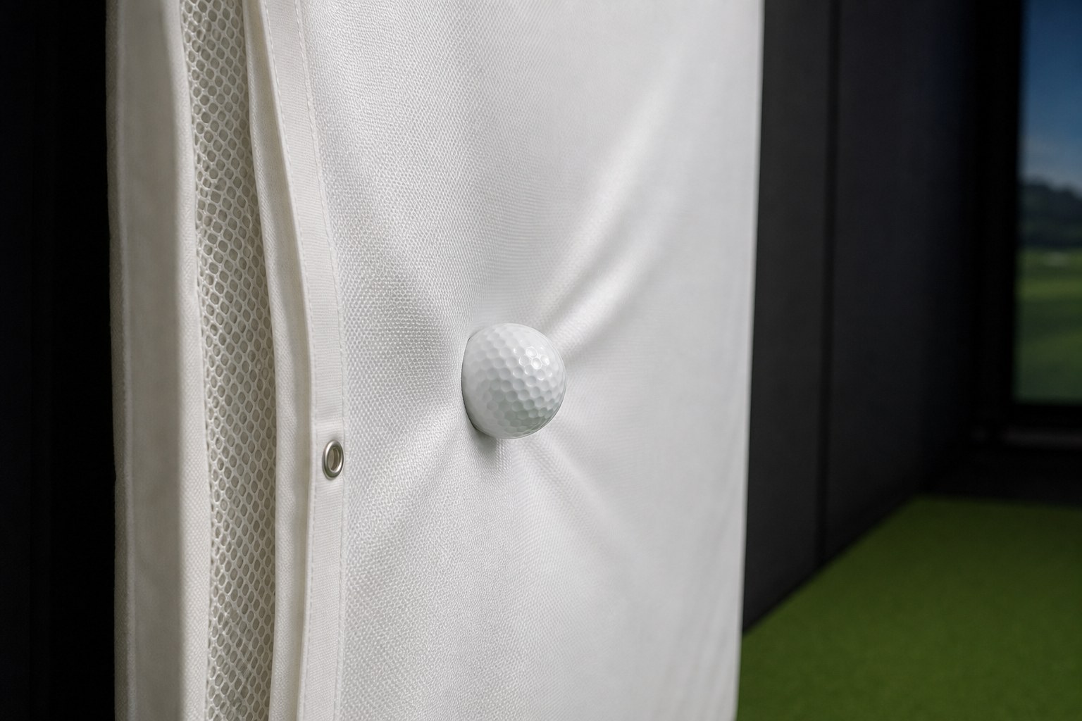 Dreilagiger Aufbau des ELITE GSK PRO Impact Screens beim Auftreffen eines Golfballs