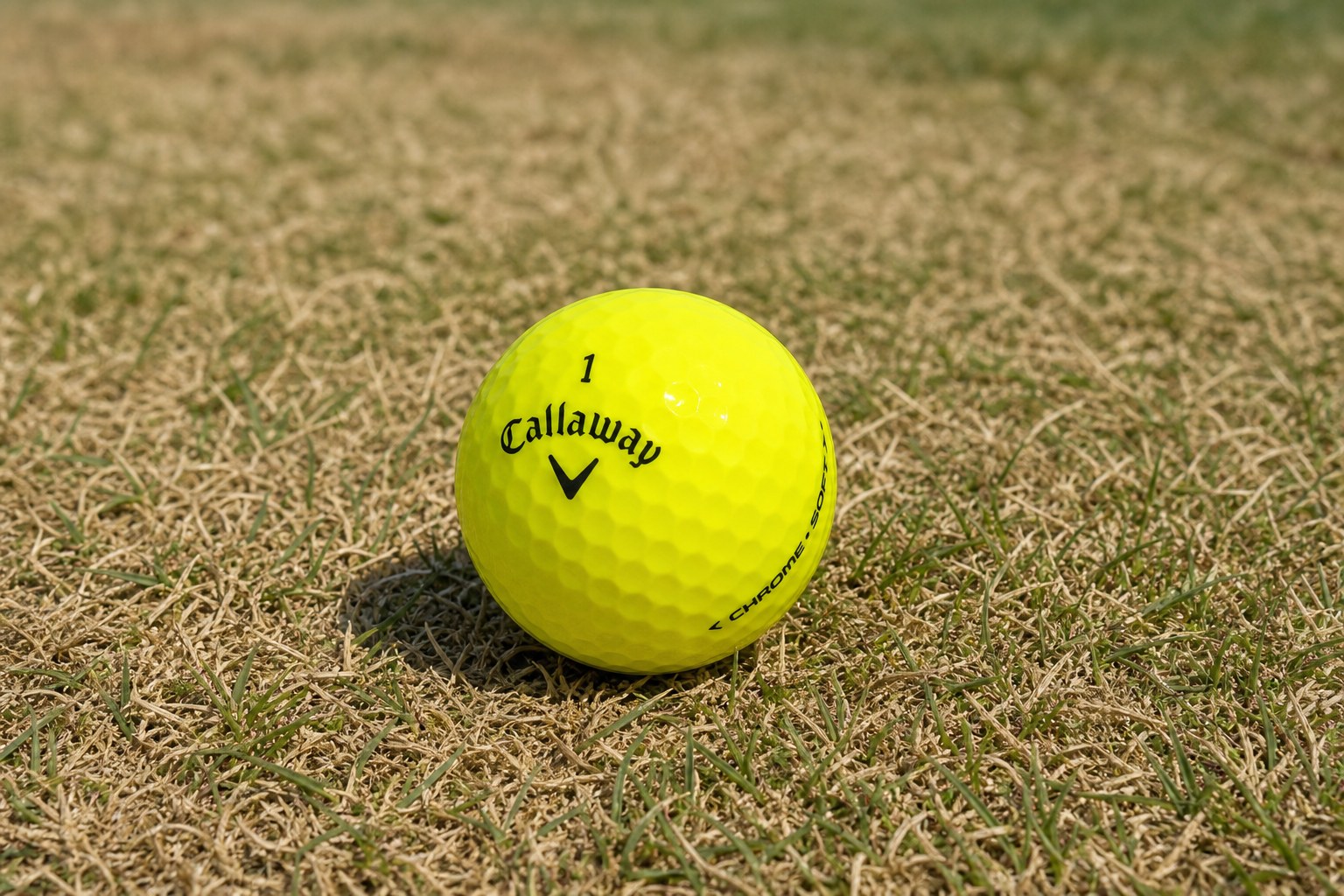 Callaway Chrome Soft Yellow Lakeball auf einem trockenen sommerlichen Fairway